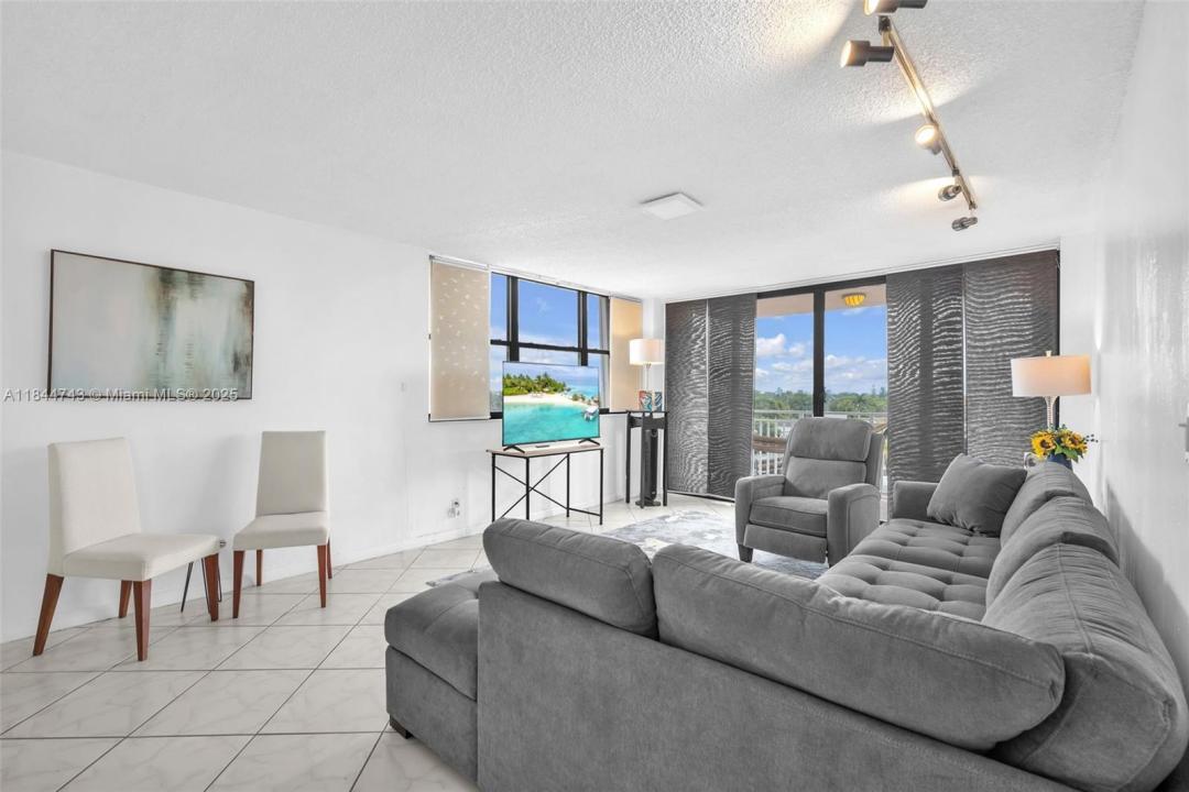 2450 NE 135th St 401, North Miami, 佛罗里达州 33181, 美国