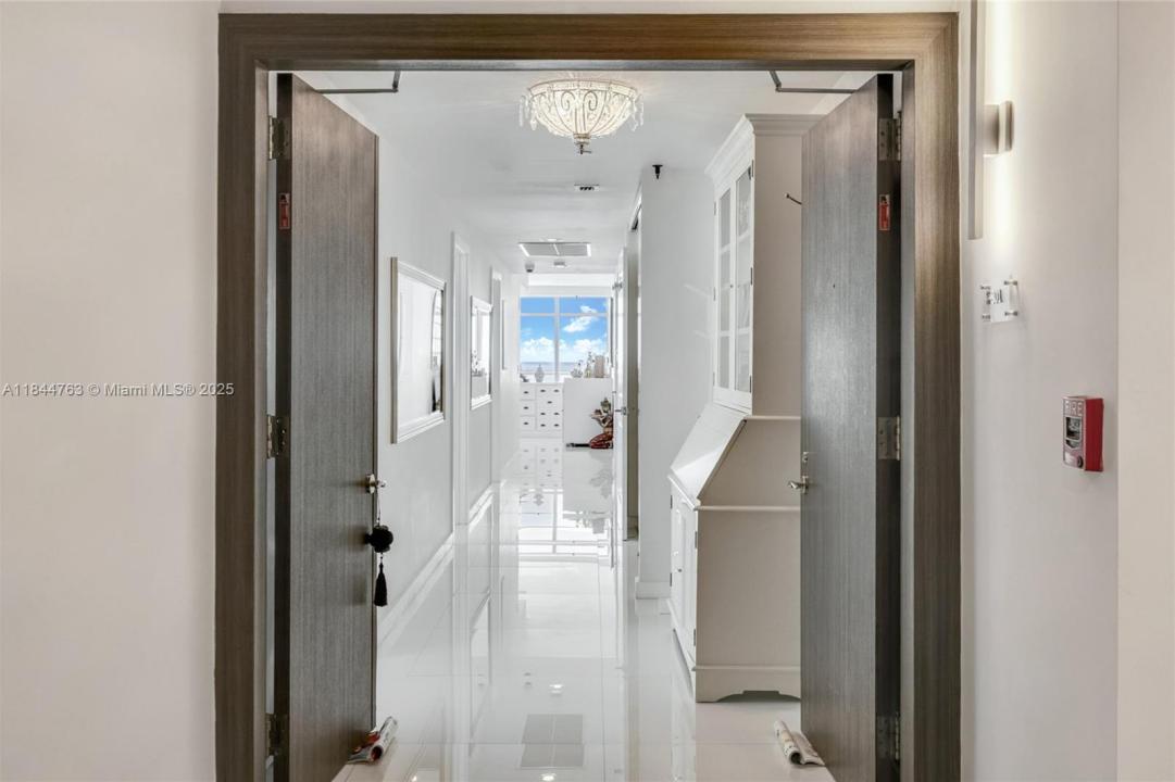 3737 Collins Ave S-801, Miami Beach, Florida 33140, USA
