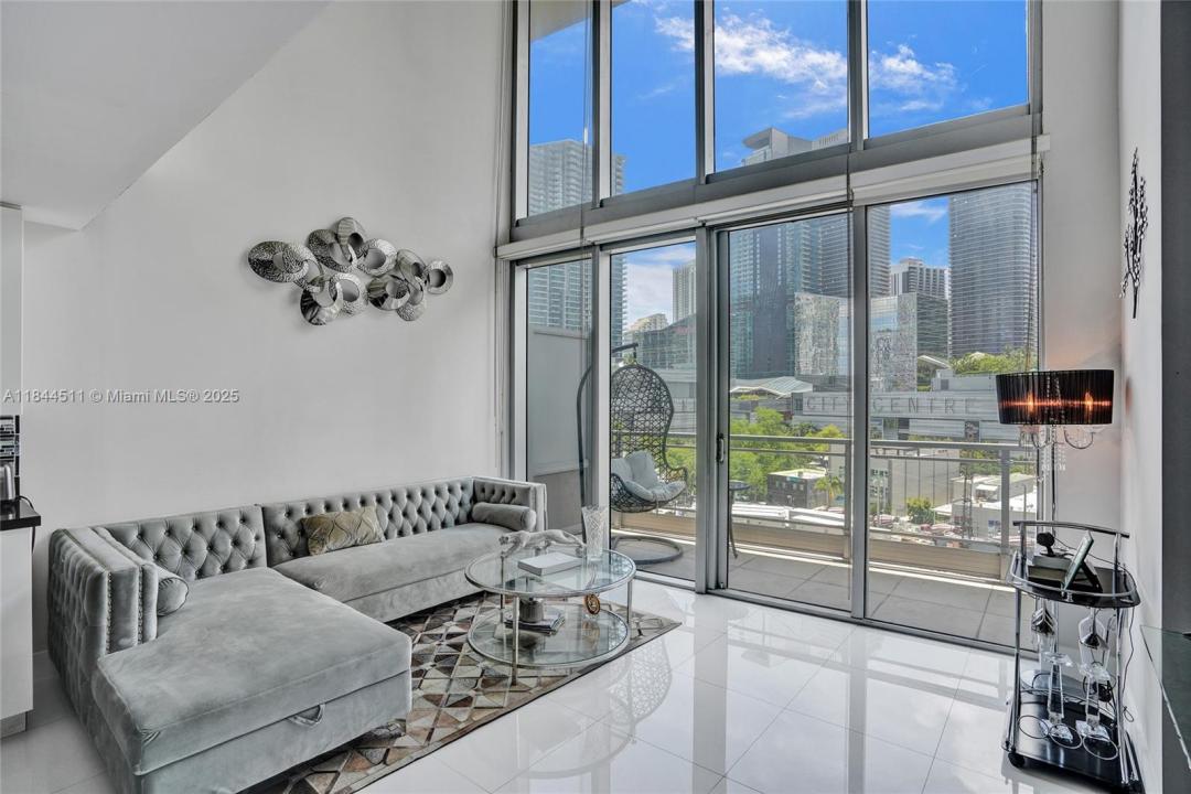 92 SW 3rd St 905, Miami, Флорида 33130, Соединенные Штаты
