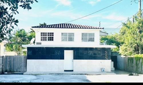 2215 NW 33rd St, Miami, Florida 33142, USA
