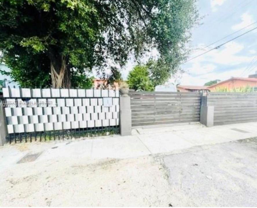 2215 NW 33rd St, Miami, Флорида 33142, Соединенные Штаты