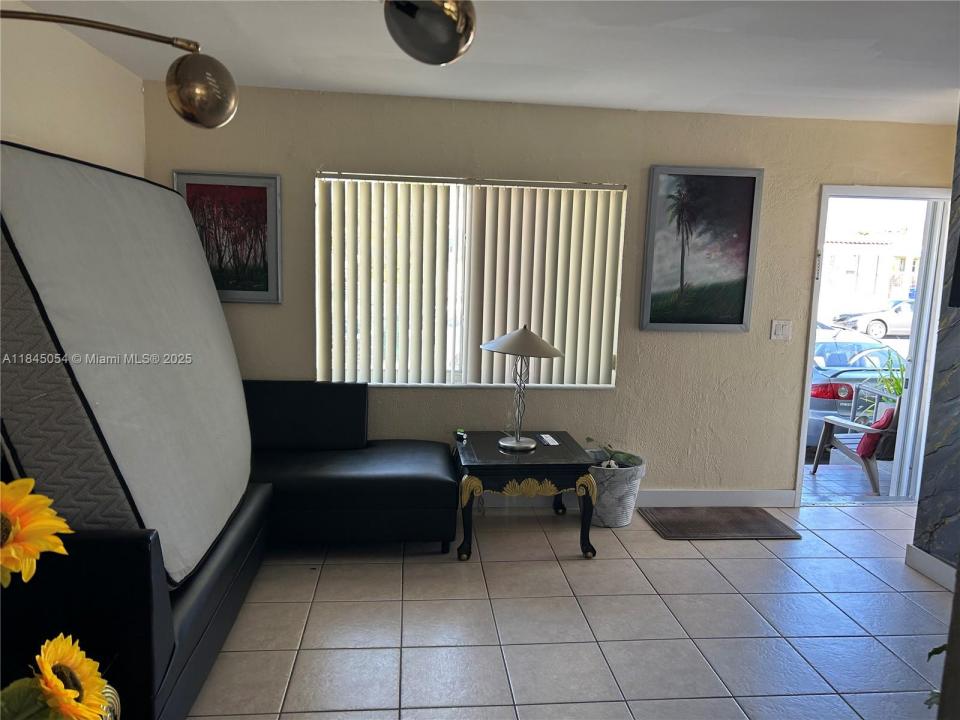 2012 NW 2nd St, Miami, Флорида 33125, Соединенные Штаты