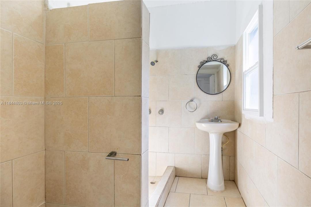 768 NW 35th St, Miami, Florida 33127