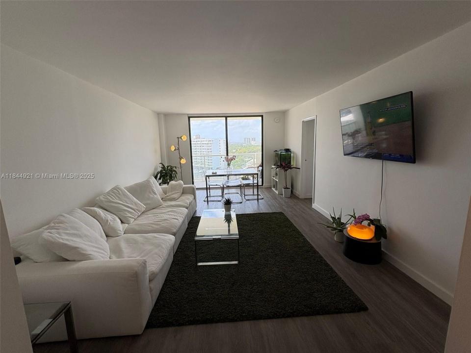 13499 Biscayne Blvd 902, North Miami, Florida 33181, USA