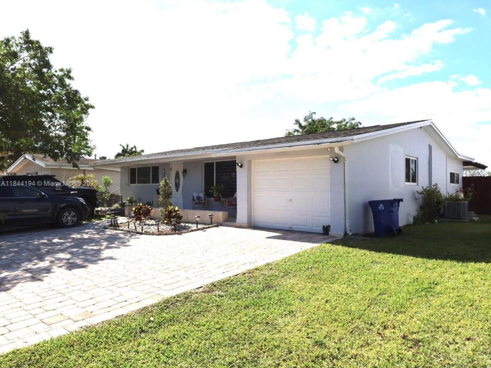 9170 NW 24th Pl, Sunrise, Florida 33322, USA