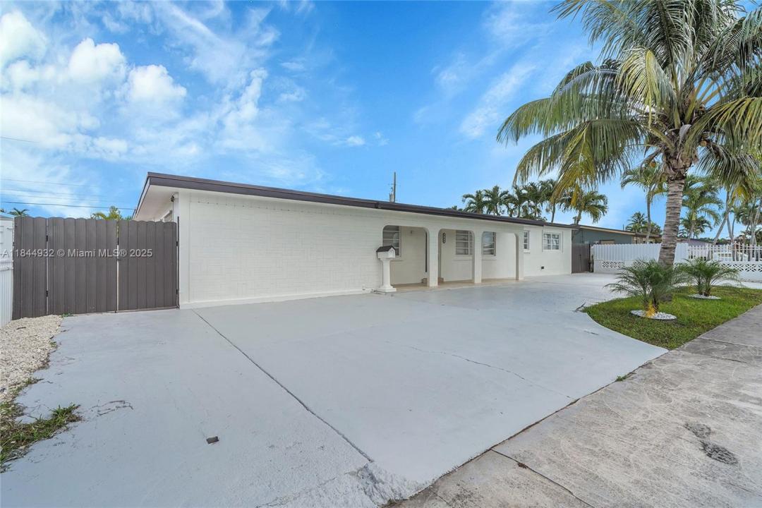 453 W 40th Pl, Hialeah, Florida 33012