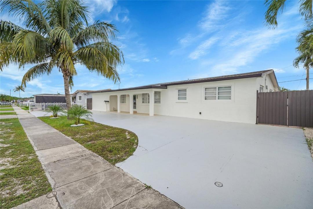 453 W 40th Pl, Hialeah, Florida 33012