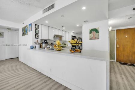 7601 E Treasure Dr 611, North Bay Village, Florida 33141, USA