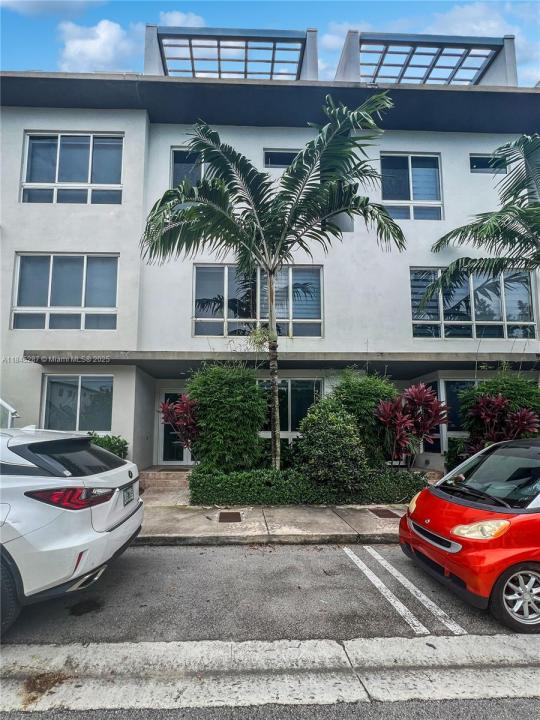 10336 NW 64th St ., Doral, Floryda 33178, USA