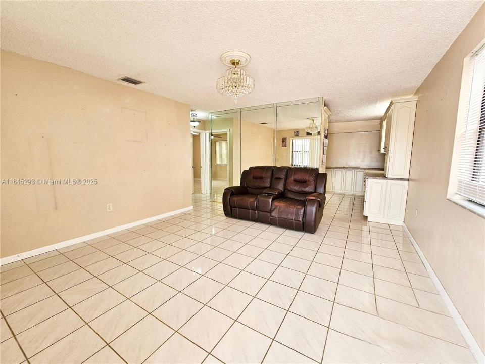 4596 E 8th Ct 1, Hialeah, Флорида 33013, Соединенные Штаты