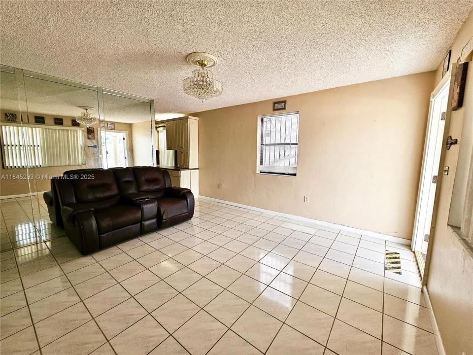 4596 E 8th Ct 1, Hialeah, Флорида 33013, Соединенные Штаты