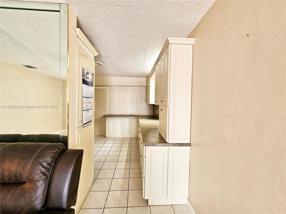 4596 E 8th Ct 1, Hialeah, Флорида 33013, Соединенные Штаты