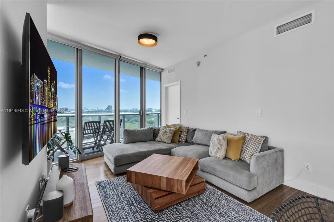 888 Biscayne Boulevard 812, Miami, Florida 33132, Estados Unidos