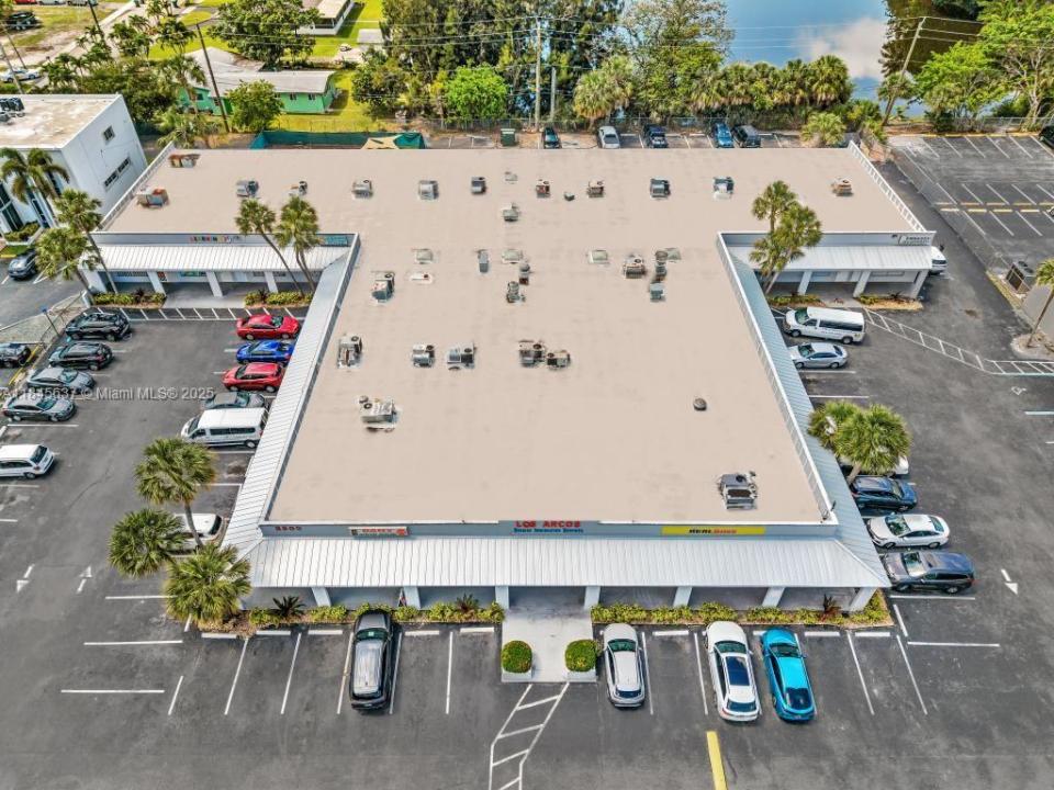 2450 W Oakland Park Blvd, Oakland Park, Florida 33311, Estados Unidos