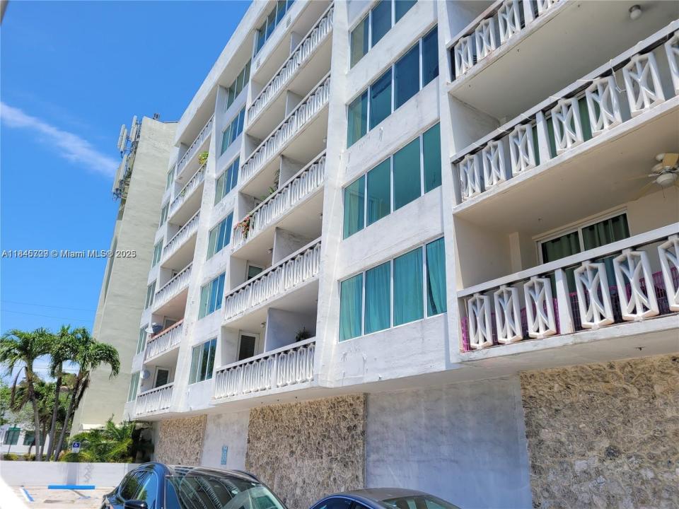 8233 Harding Ave 204, Miami Beach, פלורידה 33141, ארצות הברית של אמריקה 