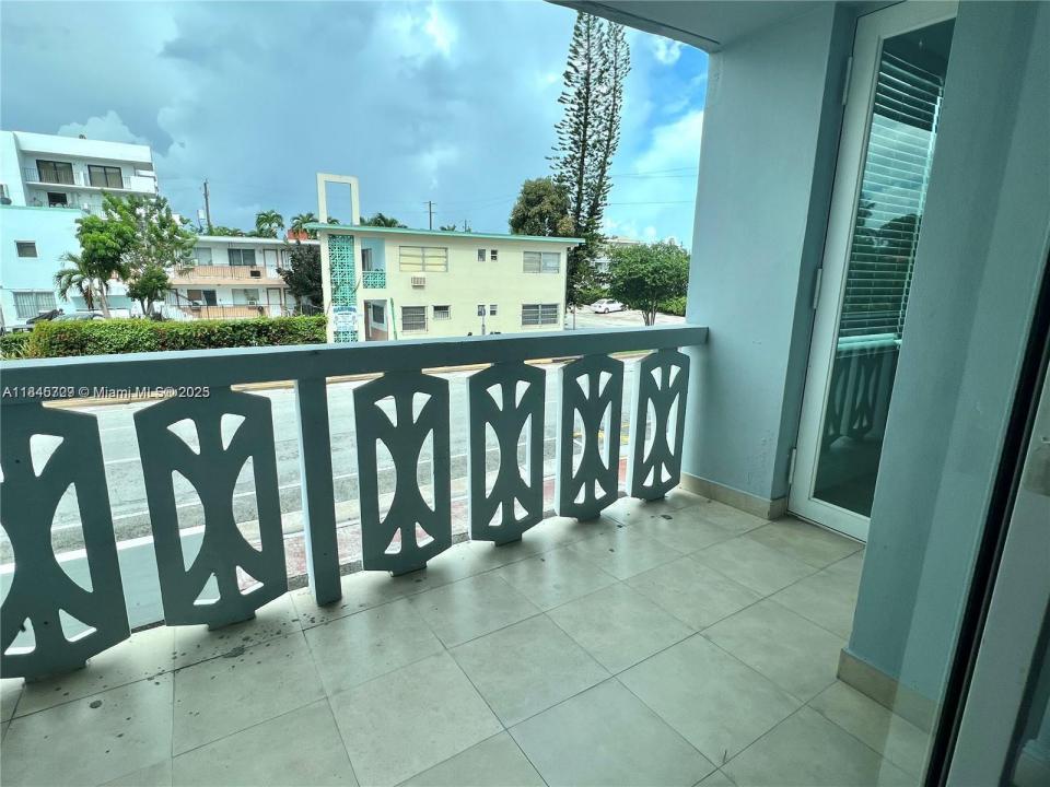 8233 Harding Ave 204, Miami Beach, פלורידה 33141, ארצות הברית של אמריקה 