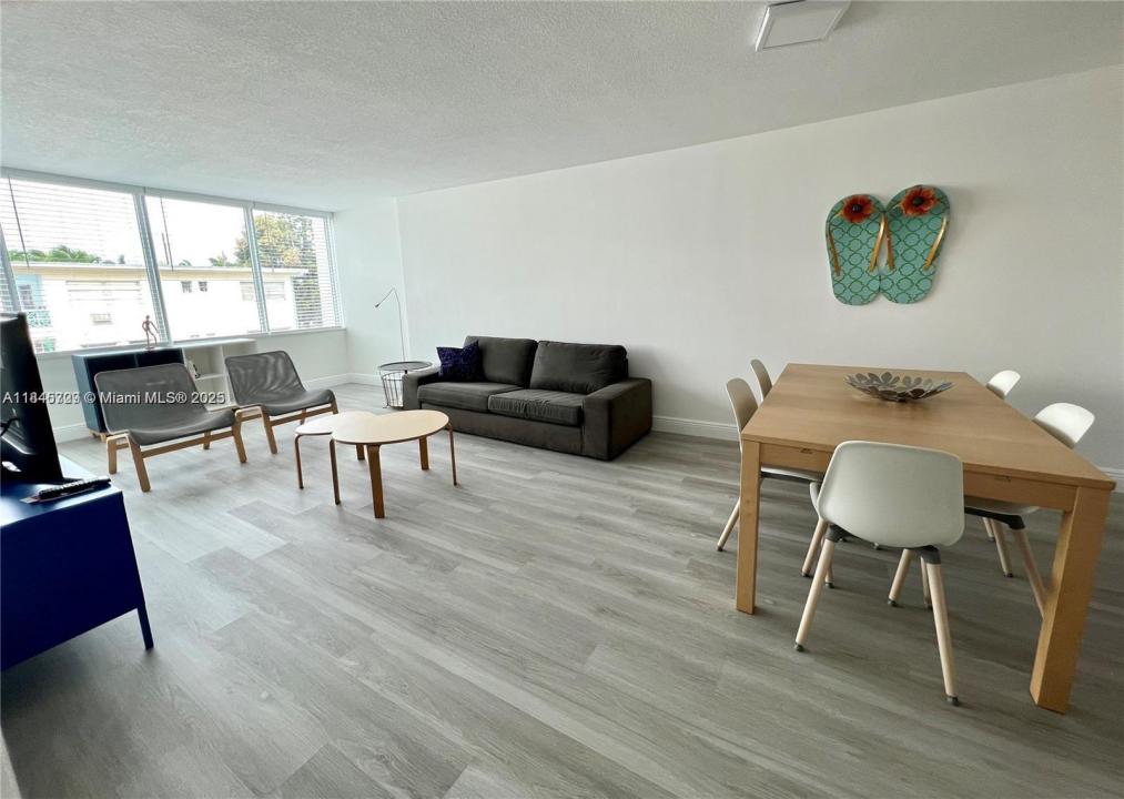 8233 Harding Ave 204, Miami Beach, פלורידה 33141, ארצות הברית של אמריקה 