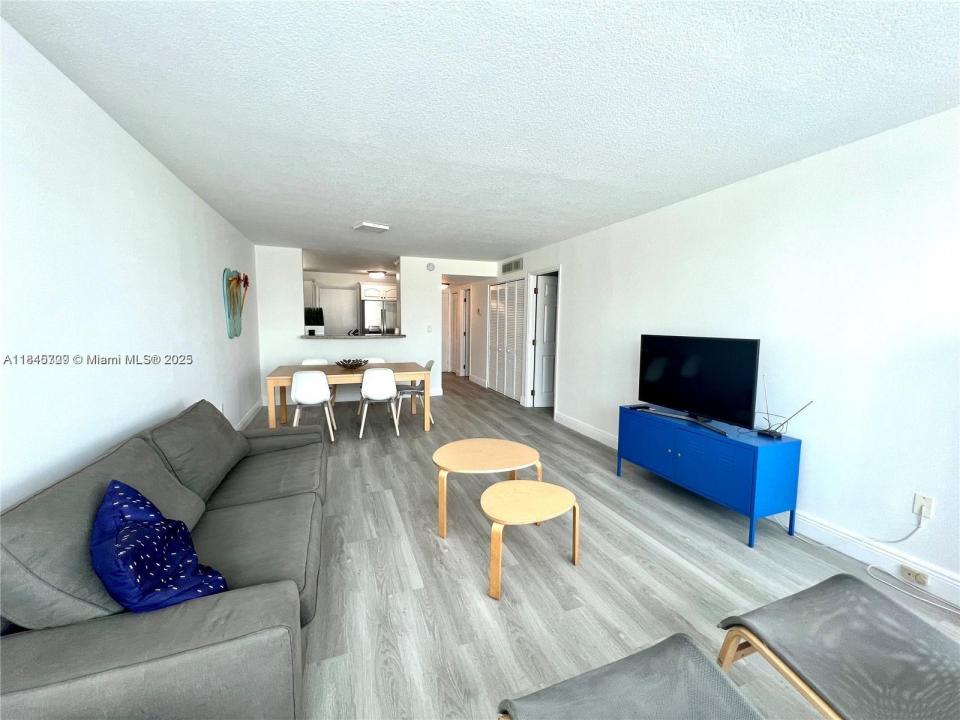 8233 Harding Ave 204, Miami Beach, פלורידה 33141, ארצות הברית של אמריקה 
