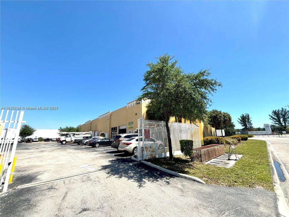 3803 NW 125th St 8, Opa-Locka, Florida 33054, Amerika Birleşik Devletleri