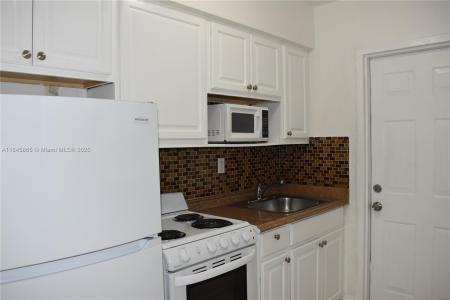 16851 NE 21st Ave 17, North Miami Beach, Florida 33162, USA