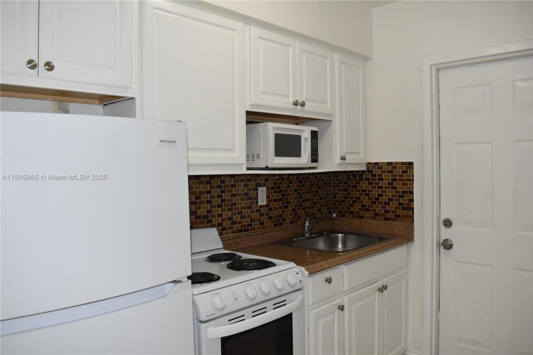 16851 NE 21st Ave 17, North Miami Beach, Florida 33162, Stati Uniti