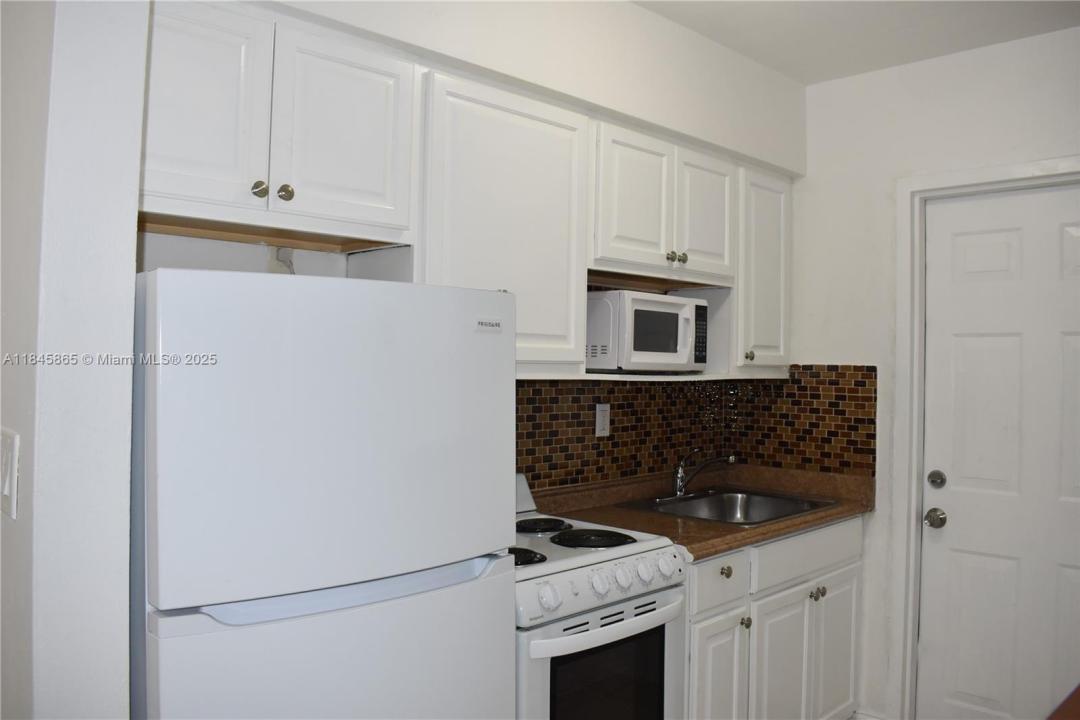 16851 NE 21st Ave 17, North Miami Beach, Florida 33162, Stati Uniti