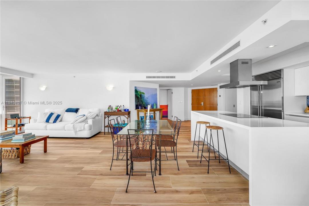 400 S Pointe Dr 704, Miami Beach, Florida 33139, USA