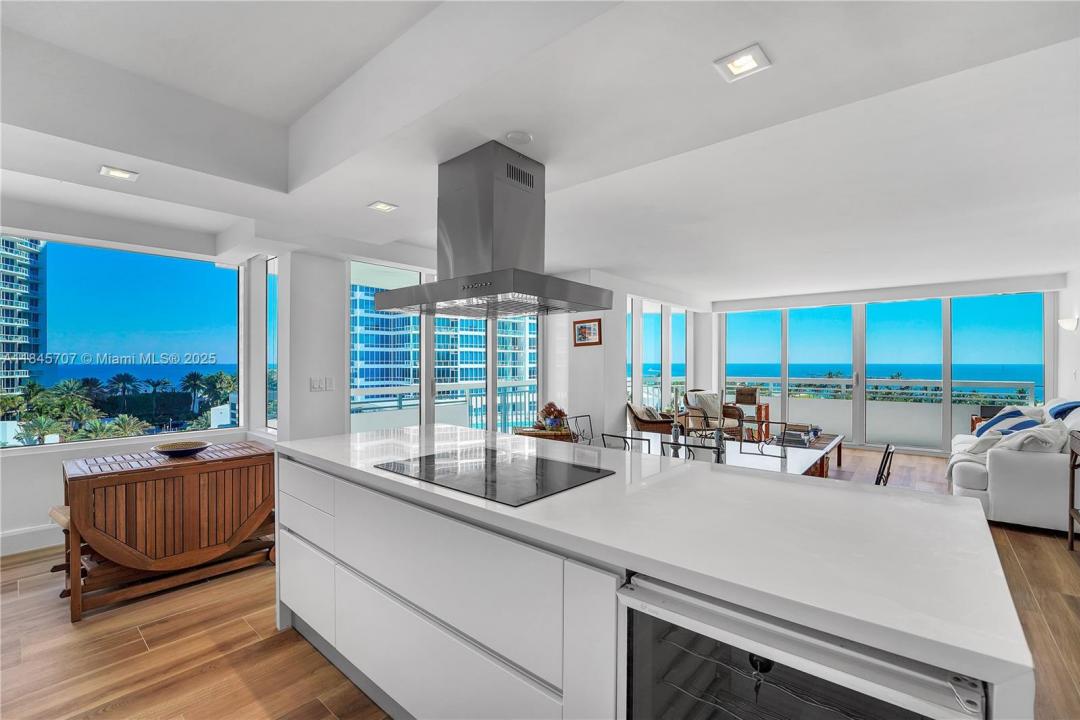 400 S Pointe Dr 704, Miami Beach, Florida 33139, USA