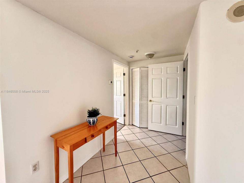 3500 CORAL WY 905, Miami, Florida 33145, HOA KỲ