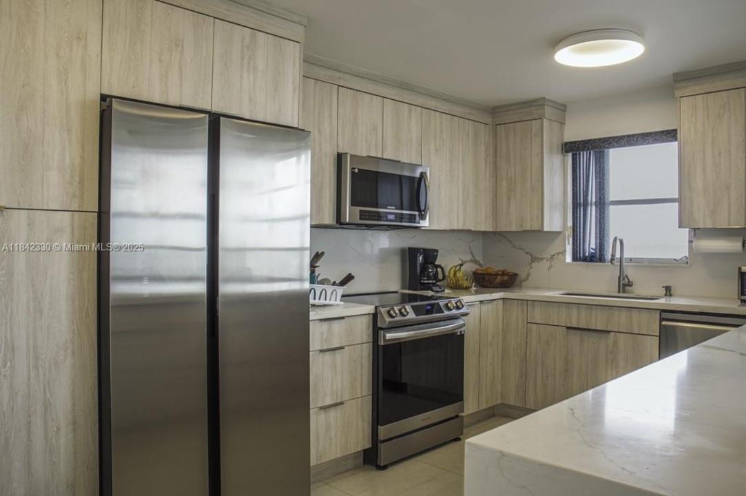 2780 NE 183rd St 1001, Aventura, Floryda 33160, USA
