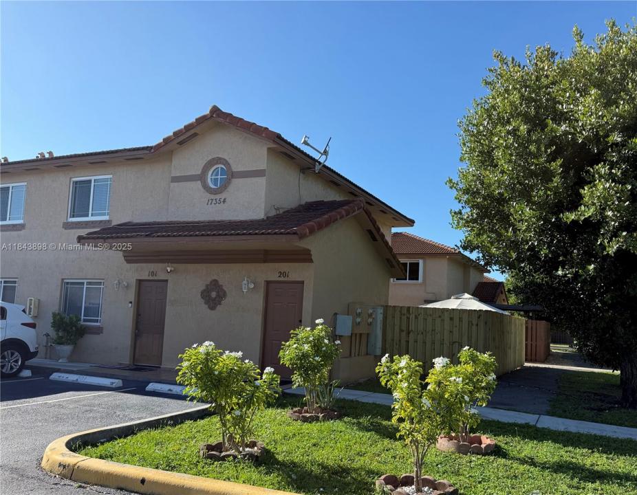 17354 NW 74th Ave 201, Hialeah, Florida 33015
