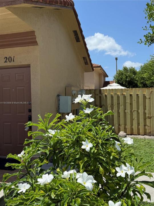 17354 NW 74th Ave 201, Hialeah, Florida 33015