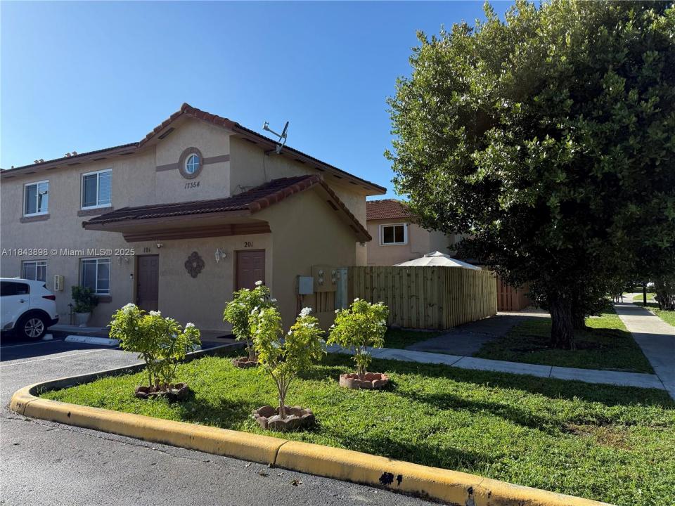 17354 NW 74th Ave 201, Hialeah, Florida 33015
