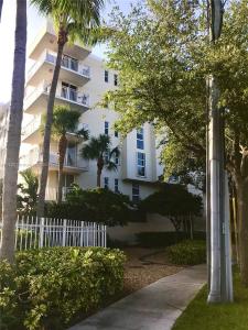 16590 NE 26th Ave 202, North Miami Beach, Florida 33160, USA