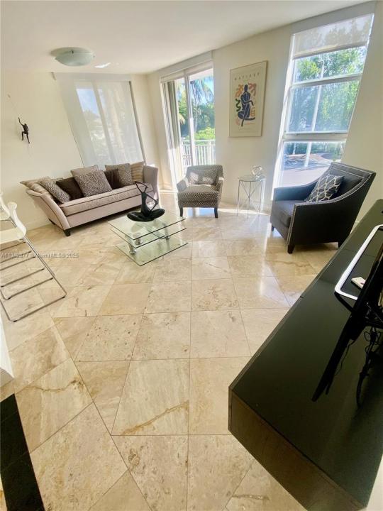 16590 NE 26th Ave 202, North Miami Beach, Florida 33160, Amerika Birleşik Devletleri
