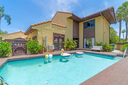 1006 NE 202nd Ln, Miami, Florida 33179, USA