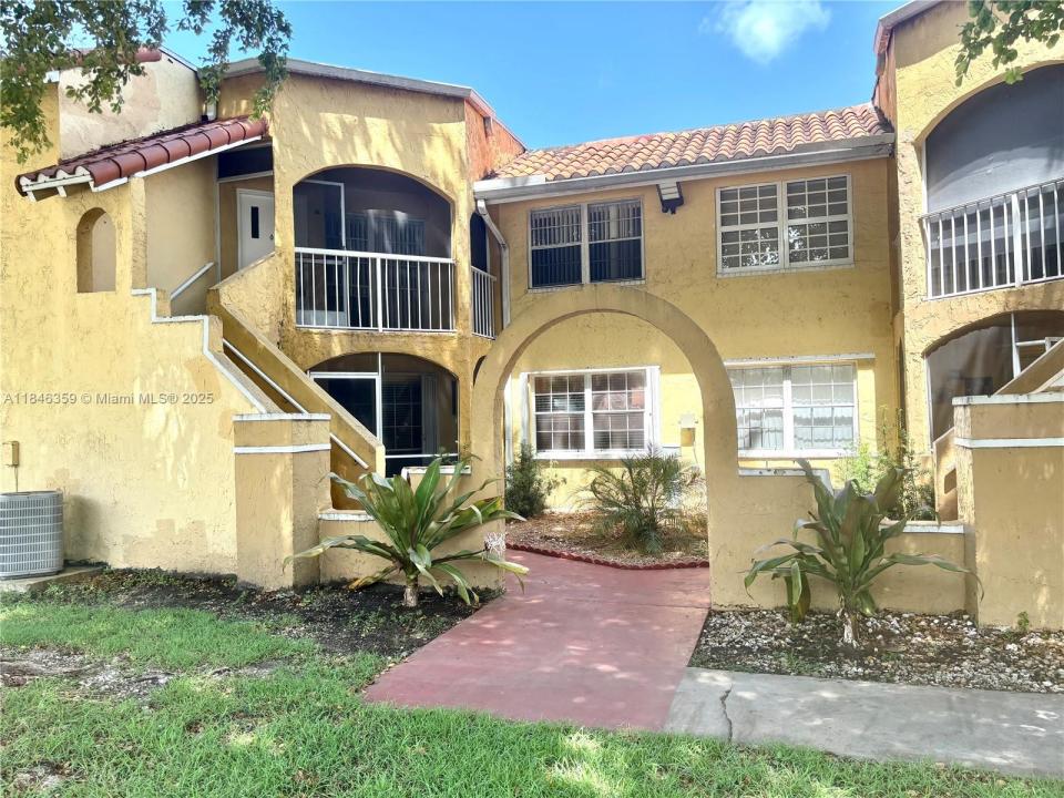 15675 SW 74th Circle Dr 14, Miami, Flórida 33193, Estados Unidos