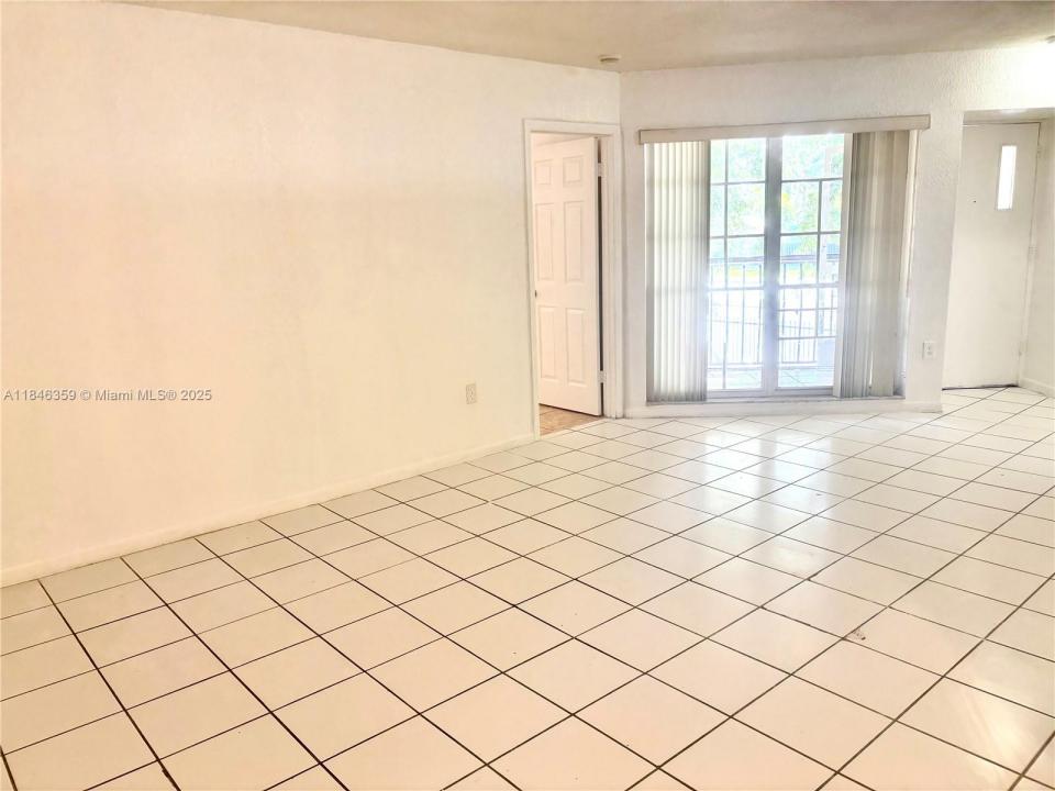 15675 SW 74th Circle Dr 14, Miami, Flórida 33193, Estados Unidos