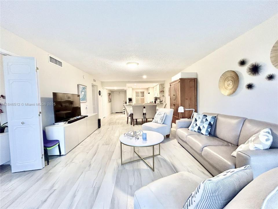 3800 Oaks Clubhouse Dr 311, Pompano Beach, Florida 33069, Stati Uniti
