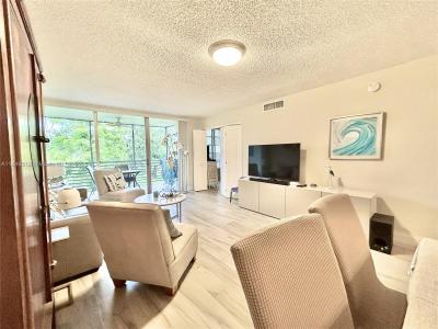3800 Oaks Clubhouse Dr 311, Pompano Beach, Florida 33069, USA