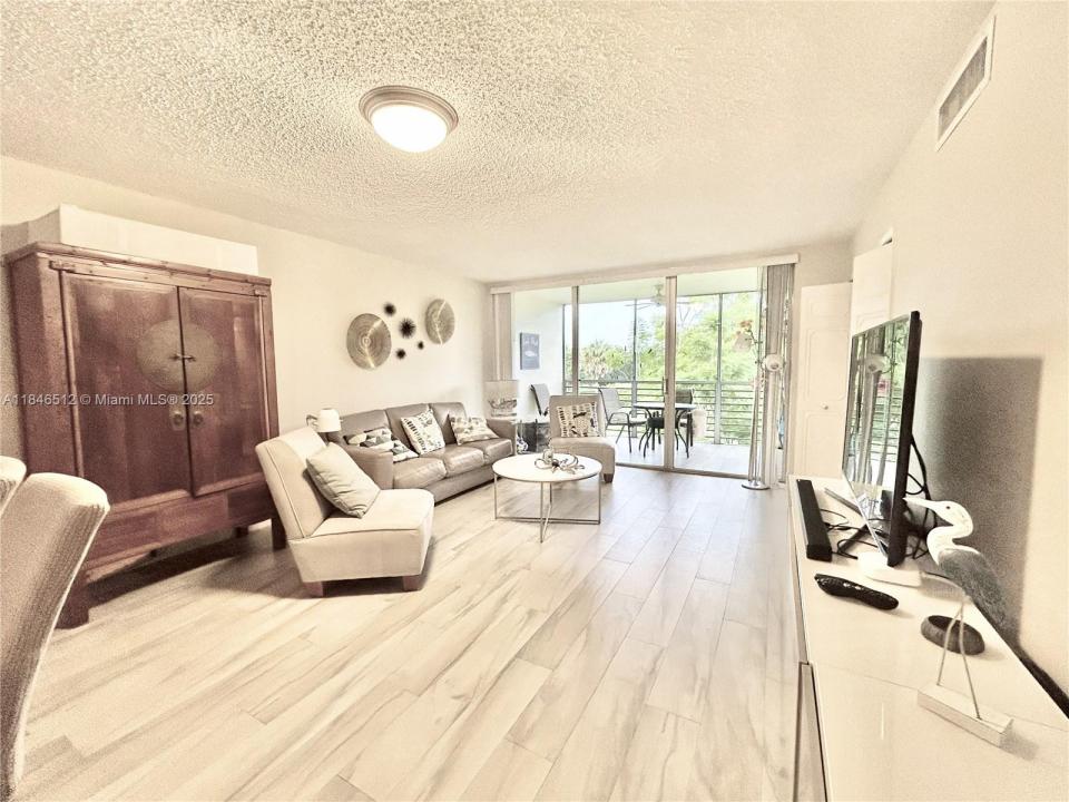 3800 Oaks Clubhouse Dr 311, Pompano Beach, Florida 33069, Stati Uniti