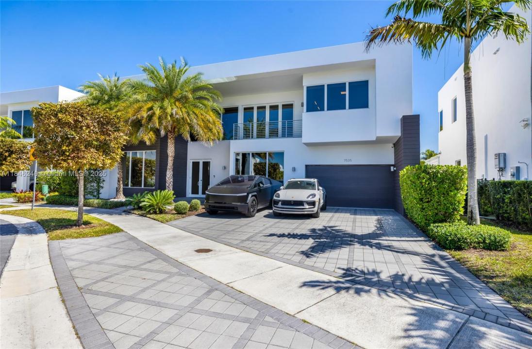 7535 NW 102nd Ct, Doral, Florida 33178, USA