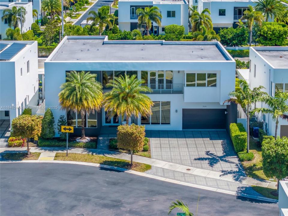 7535 NW 102nd Ct, Doral, Florida 33178, USA