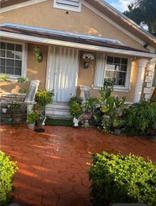 1176 NW 38th St 2, Miami, Florida 33127, USA