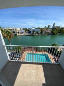 80 S Shore Dr 404, Miami Beach, Florida 33141, USA