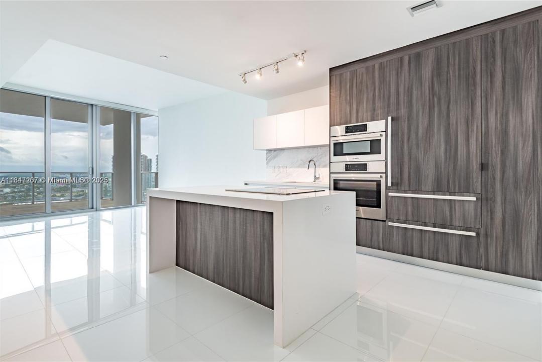 851 NE 1st Ave 2100, Miami, Florida 33132, Stati Uniti