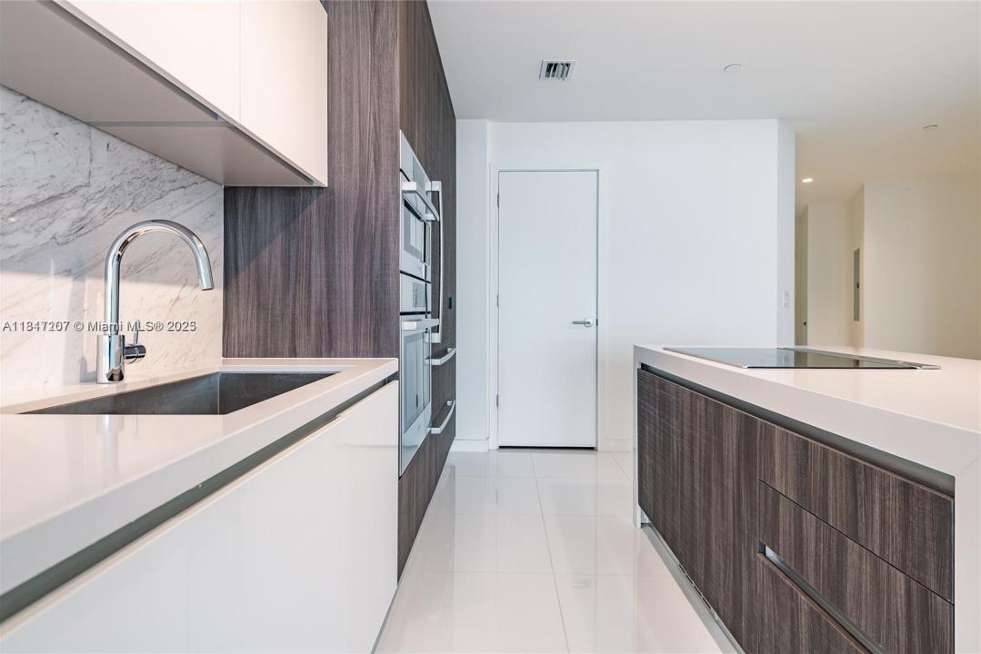 851 NE 1st Ave 2100, Miami, Florida 33132, Stati Uniti