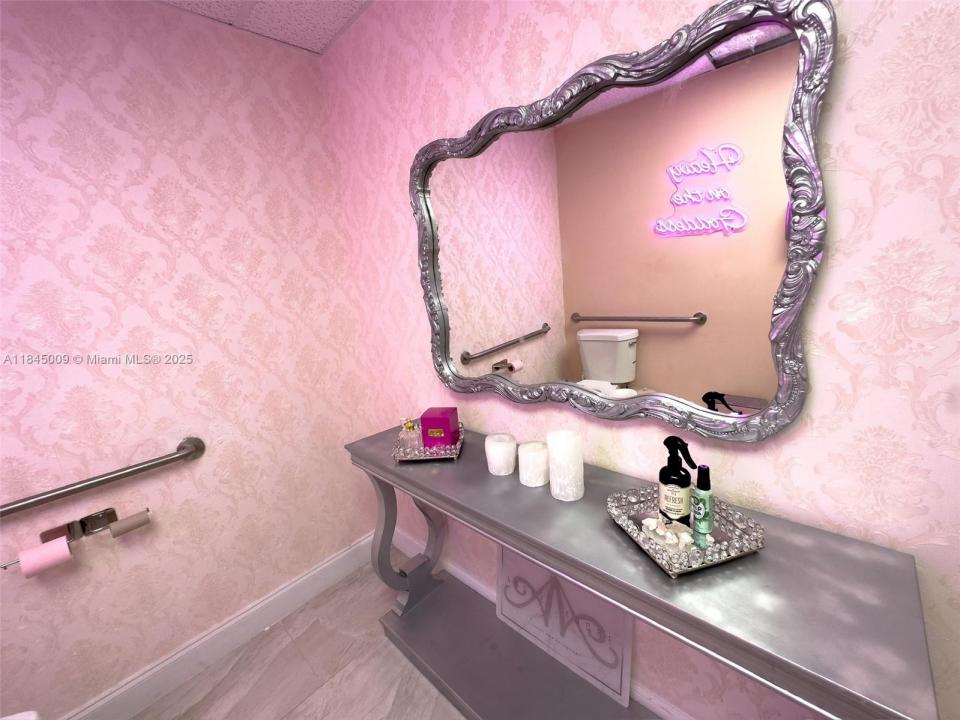 20701 NW 2nd Ave, Miami Gardens, Florida 33169, USA