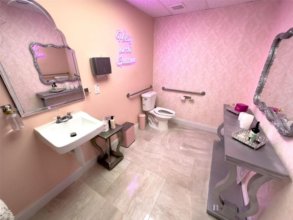 20701 NW 2nd Ave, Miami Gardens, Florida 33169, USA