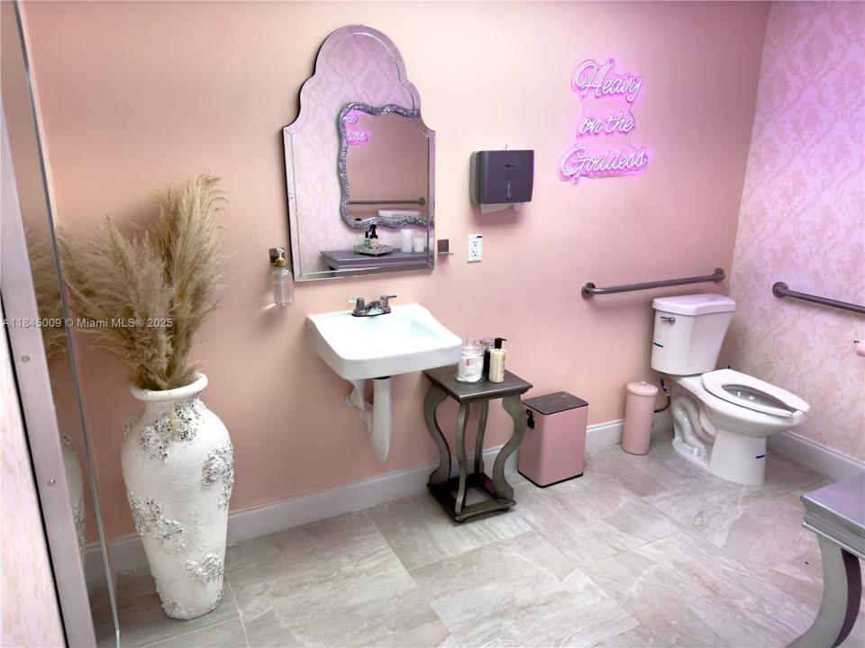20701 NW 2nd Ave, Miami Gardens, Florida 33169, USA